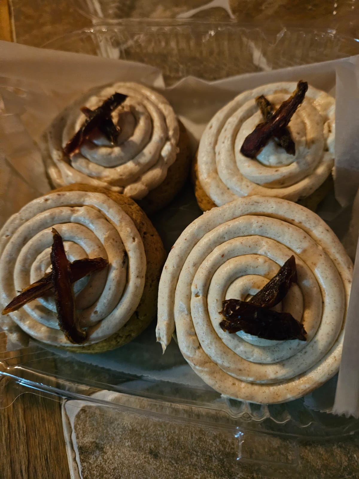 Nuestra maravillosa galleta del desierto, datil de temporada, sobre cama de queso crema suavesito y dulcesito, reducido en azucar, endulzado con stevia. Un placer sin culpa.